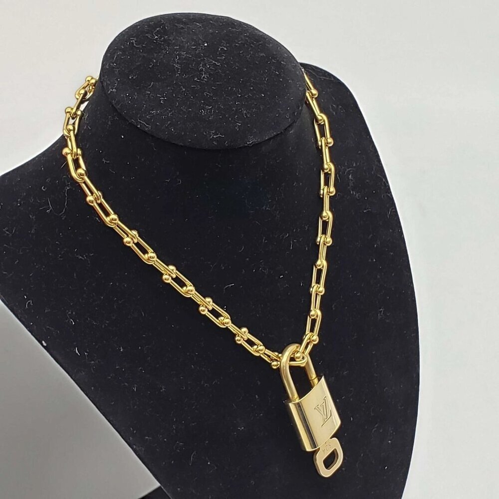 Authentic Louis Vuitton Gold Lock & Key with Unbranded Horse Shoe Stainles Chain - Picture 2 of 8